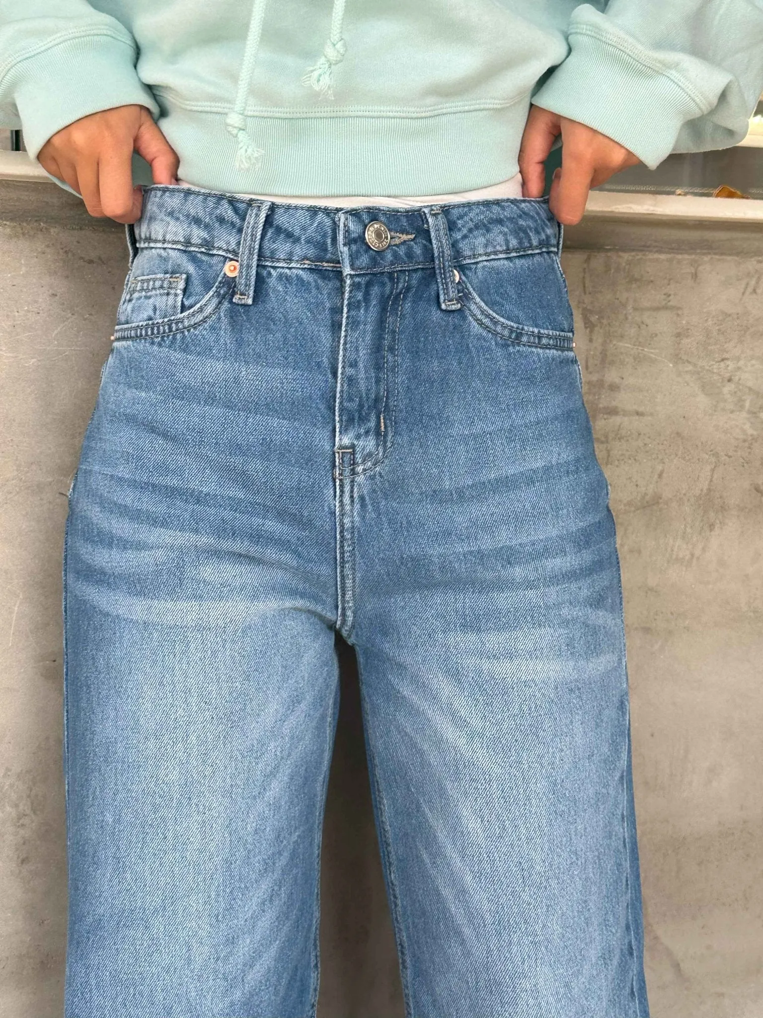 Baggy - Medium Blue Jeans.