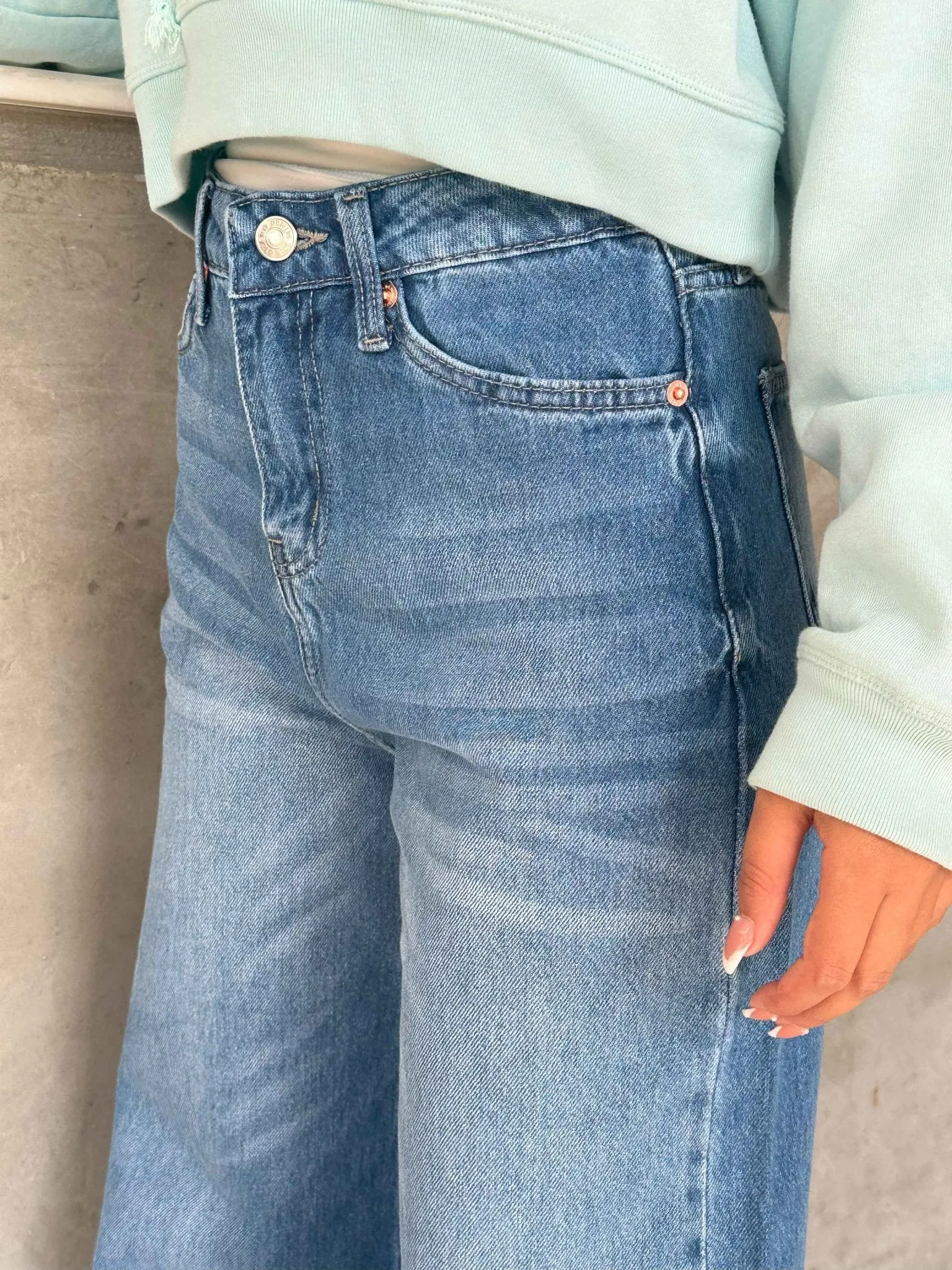 Baggy - Medium Blue Jeans.