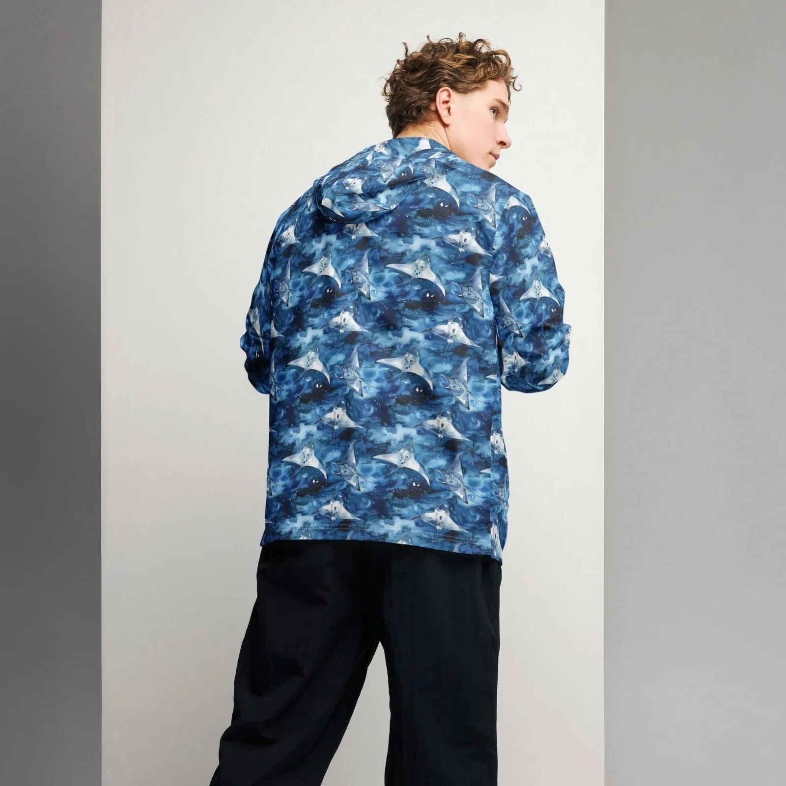 Starry Manta Ray Dance Men’s windbreaker